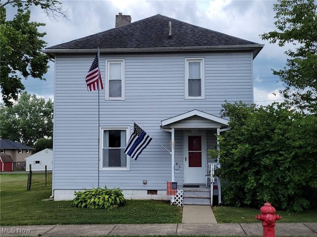 view of front of house with a front lawn