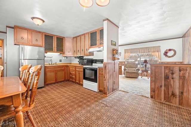 kitchen with electric range oven, sink, ornamental molding, light carpet, and stainless steel fridge