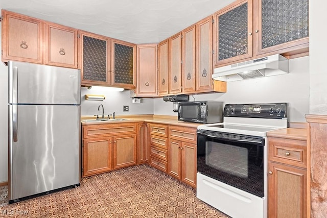 kitchen featuring sink, stainless steel fridge, and electric range oven