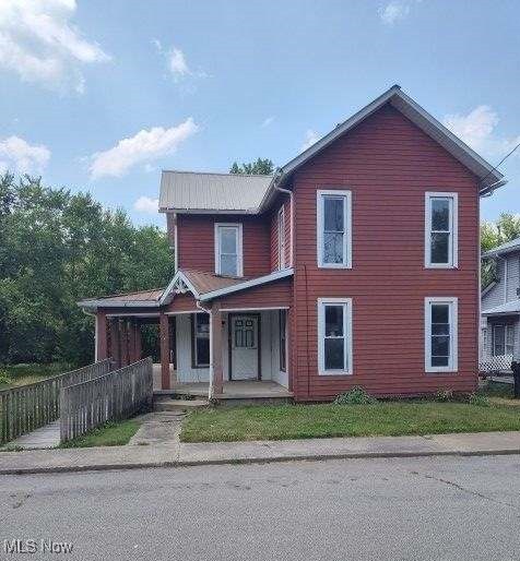 view of front of property featuring a porch