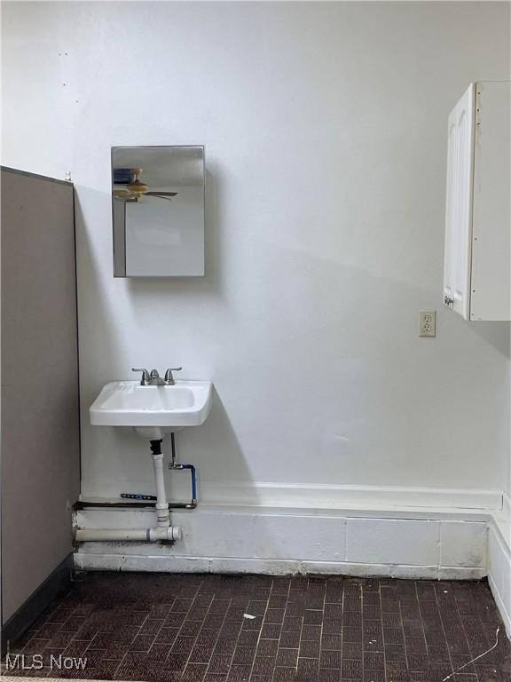 bathroom with ceiling fan and sink