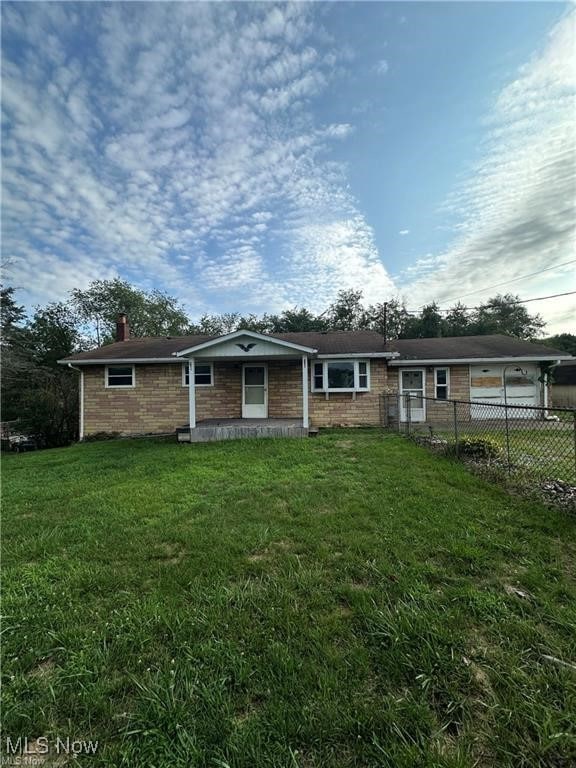 view of front of property with a front yard