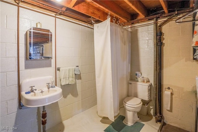 bathroom with curtained shower, sink, and toilet