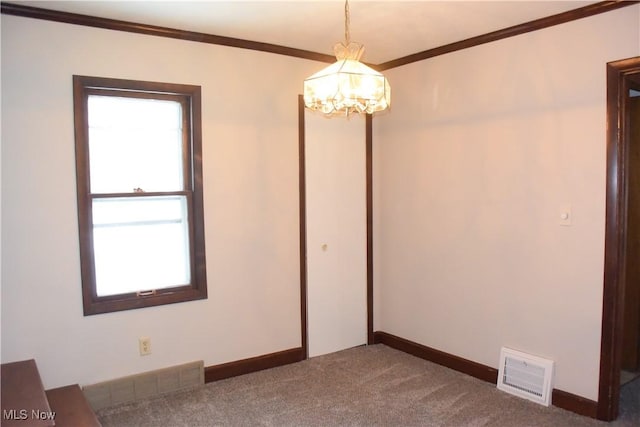 carpeted spare room featuring crown molding and a chandelier