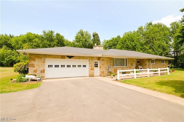 view of front facade featuring a garage and a front yard