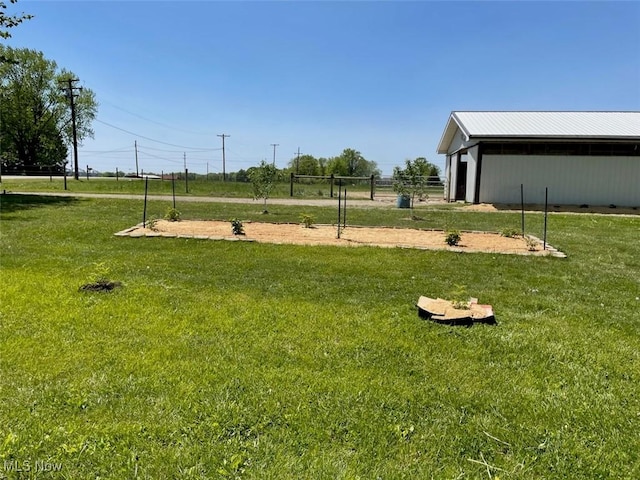 view of yard with an outdoor structure