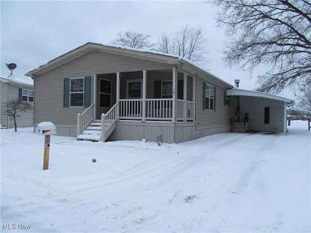 manufactured / mobile home featuring a porch