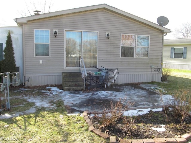 view of front facade with a front lawn