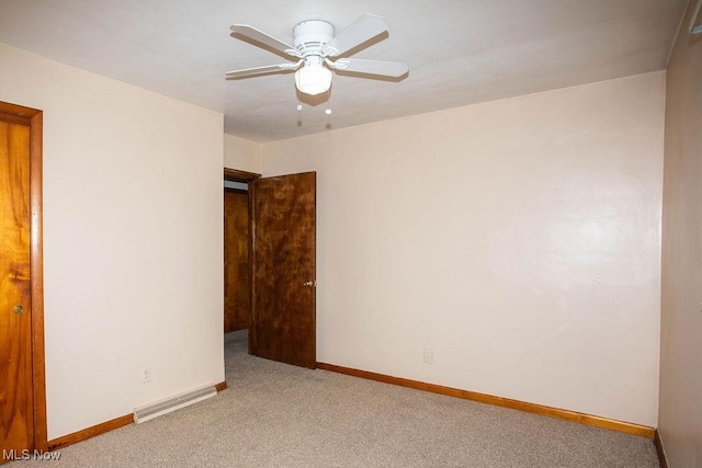 carpeted empty room featuring ceiling fan