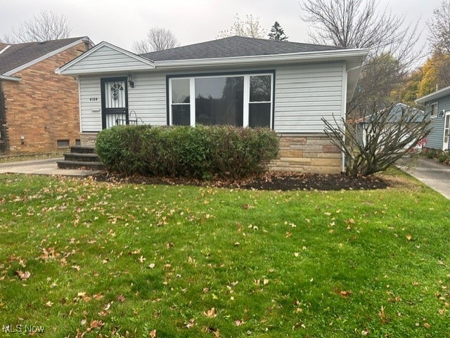 view of front facade featuring a front lawn