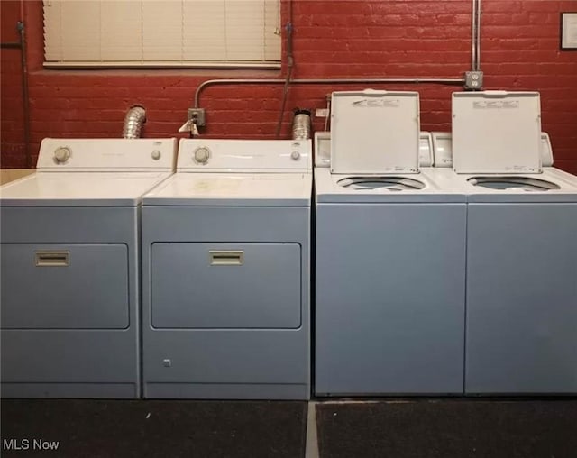 laundry room with washing machine and dryer