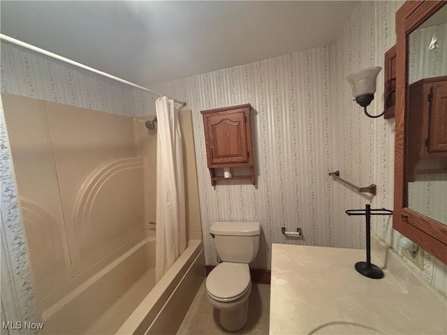 full bathroom featuring shower / bath combo with shower curtain, vanity, and toilet