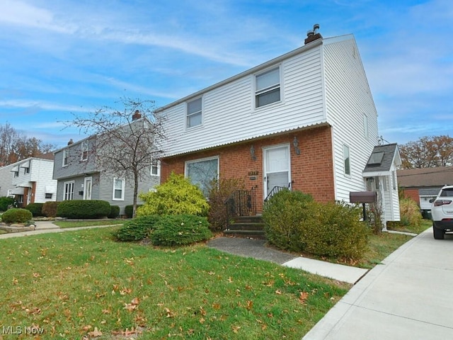 view of front of property featuring a front yard