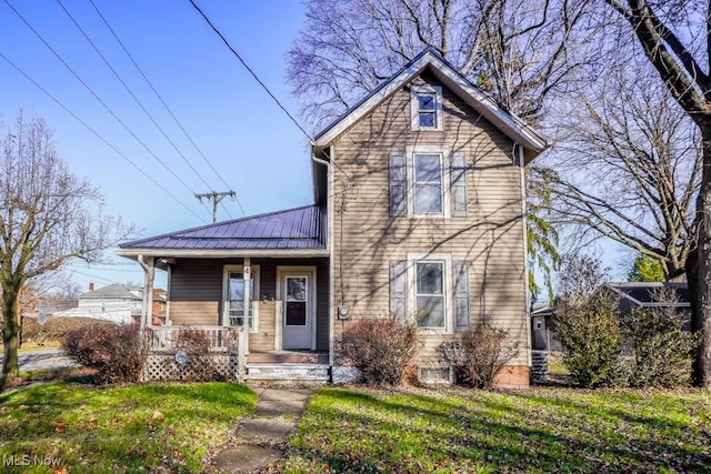 view of front of property featuring covered porch and a front lawn