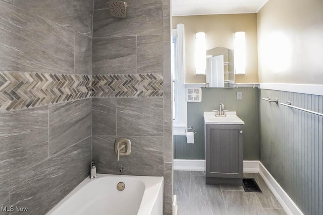 bathroom with vanity and tiled shower / bath