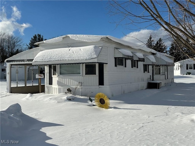 manufactured / mobile home featuring central AC