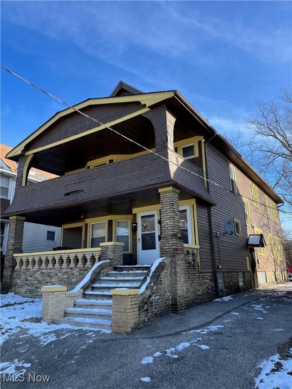 view of front of house with a balcony