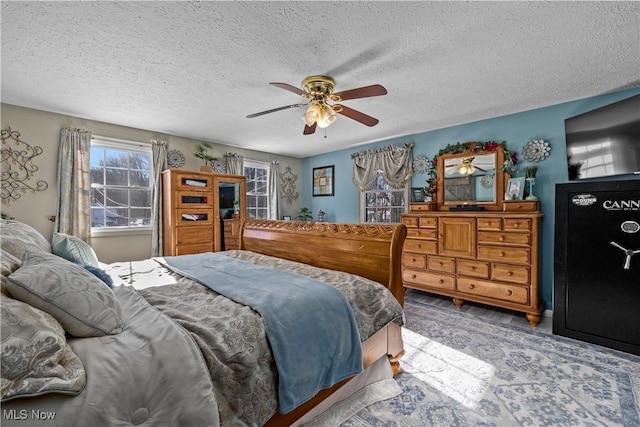 bedroom featuring ceiling fan and a textured ceiling