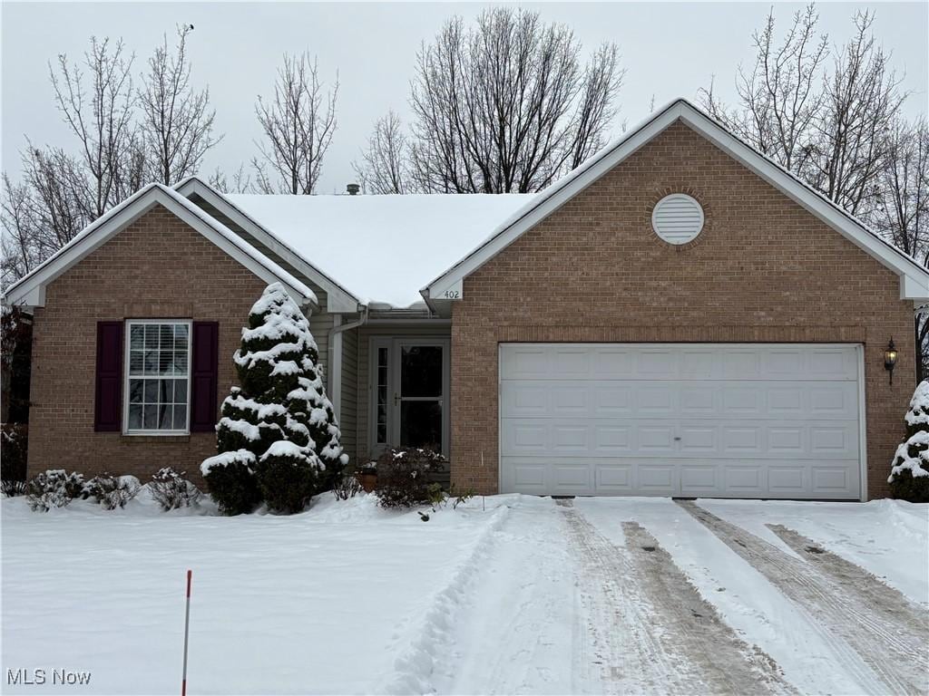 view of front facade featuring a garage