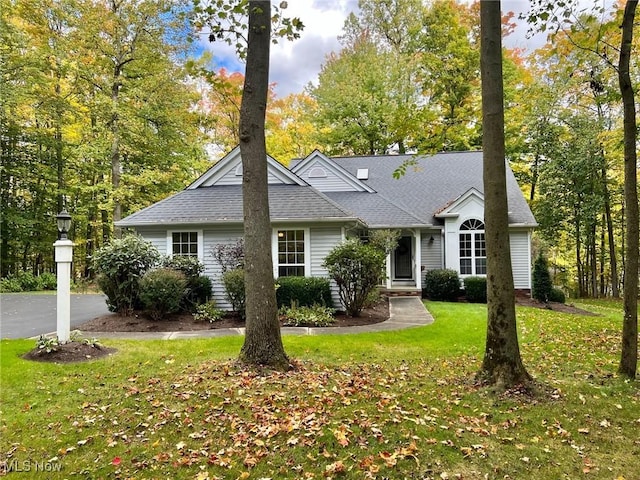 single story home with a front yard