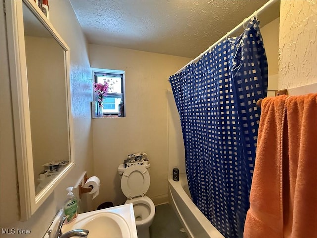 full bathroom with shower / bath combo with shower curtain, sink, a textured ceiling, and toilet