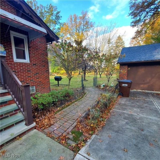 view of yard featuring a patio area