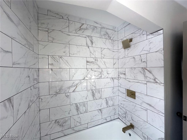 bathroom with tiled shower / bath combo