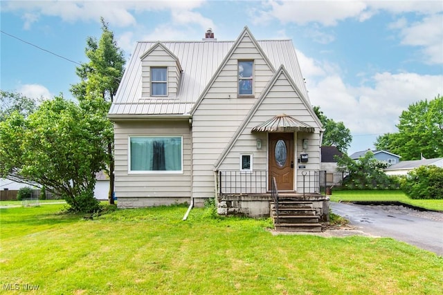 view of front of property featuring a front lawn