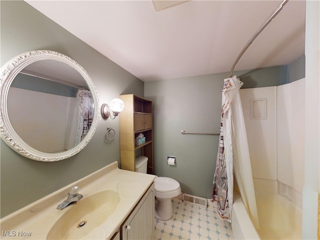 full bathroom with toilet, vanity, and shower / bath combo