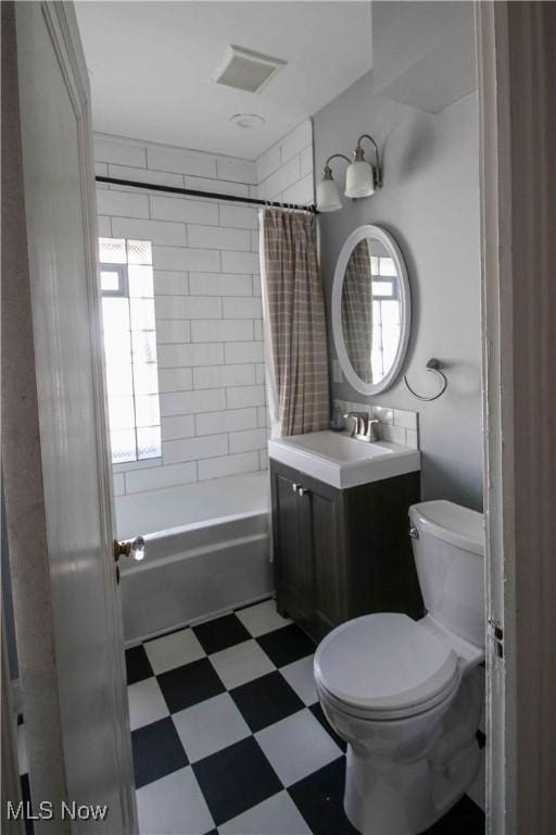 full bathroom featuring vanity, toilet, plenty of natural light, and shower / bath combo