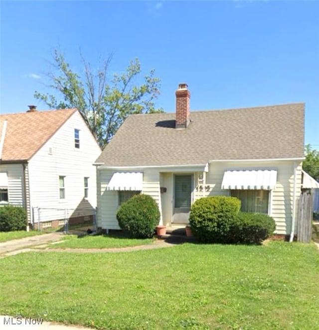 view of front of property with a front yard