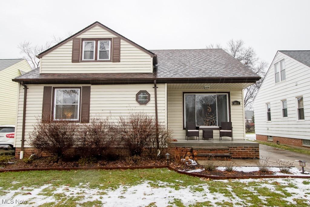 bungalow-style house with covered porch