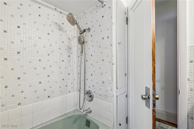 bathroom with tiled shower / bath combo