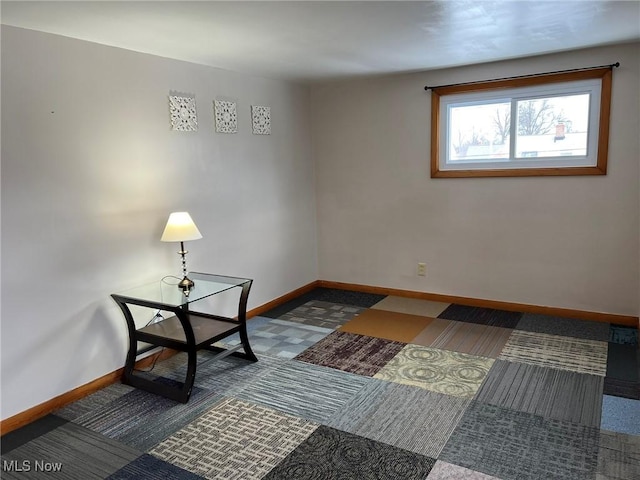 sitting room featuring carpet