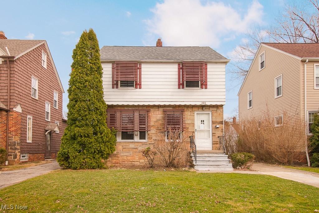 view of front of house featuring a front lawn