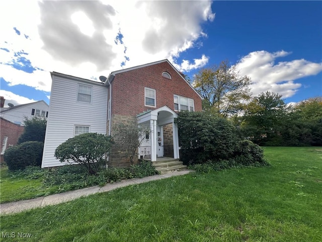 view of front of property featuring a front lawn