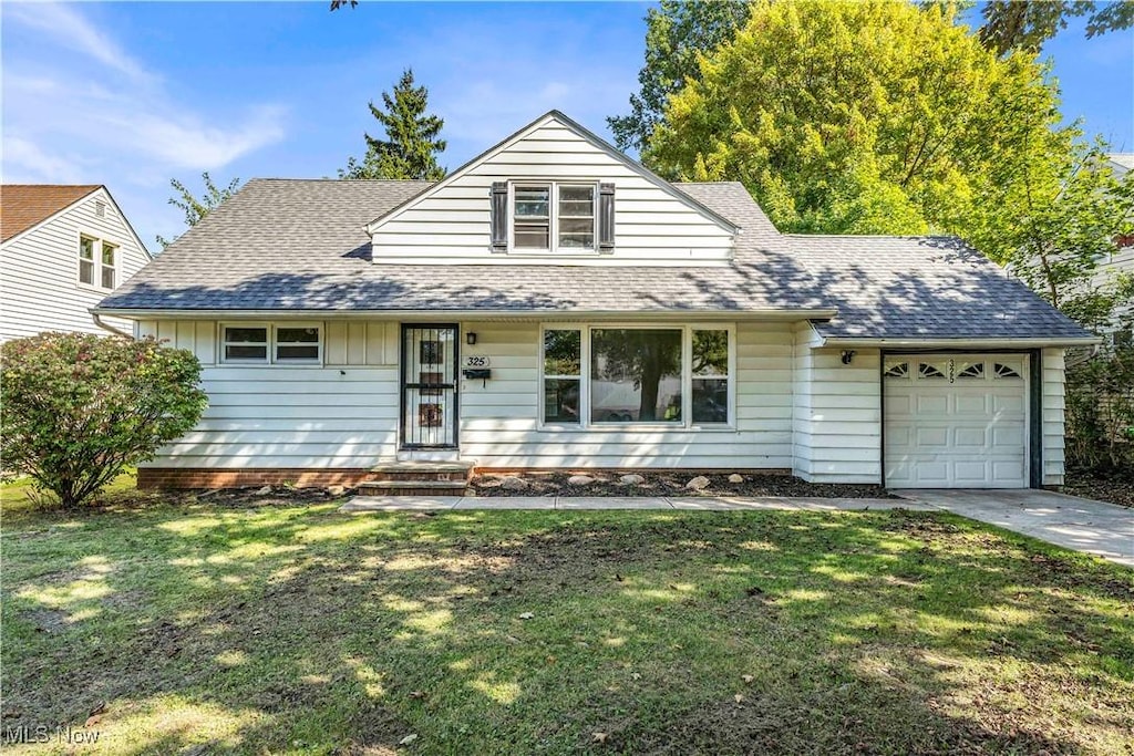 view of front facade featuring a front yard and a garage