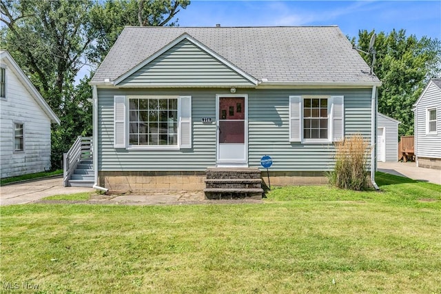 view of front of home featuring a front yard