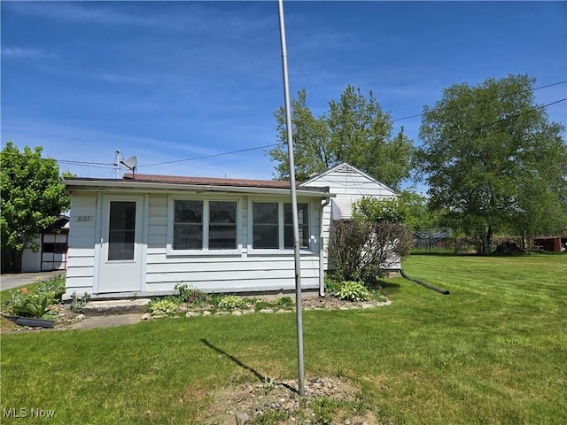 8153 Lindberg St, Masury, OH 44438 - view of front facade featuring a front yard
