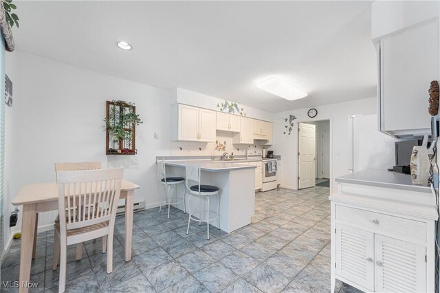 kitchen with sink, white cabinetry, a kitchen bar, kitchen peninsula, and electric range