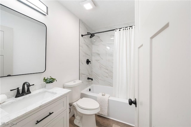 full bathroom with toilet, vanity, and shower / bath combo