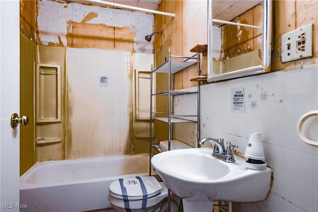 full bathroom featuring sink, decorative backsplash, toilet, and shower / tub combination