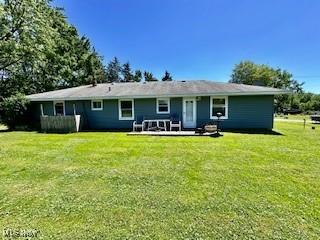 back of house featuring a lawn