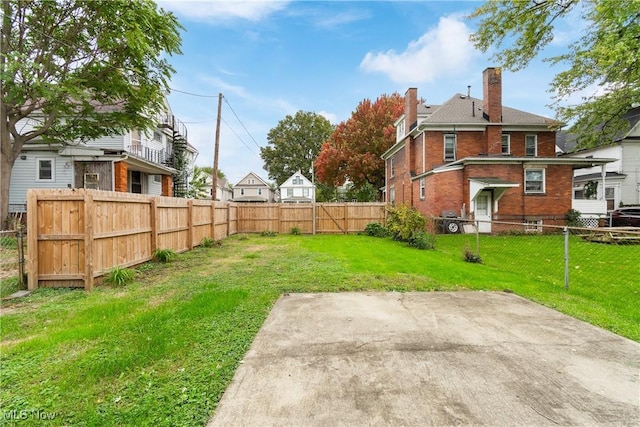 view of yard with a patio area