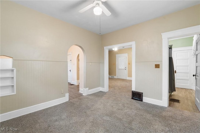 carpeted empty room featuring ceiling fan