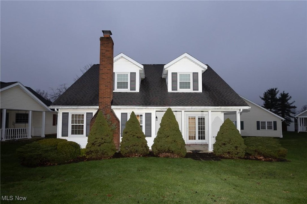 new england style home with a front lawn