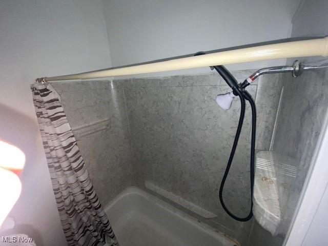 details with shower / bathtub combination with curtain