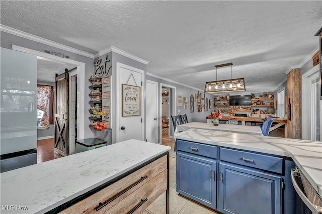 kitchen with a textured ceiling, crown molding, blue cabinetry, and a barn door