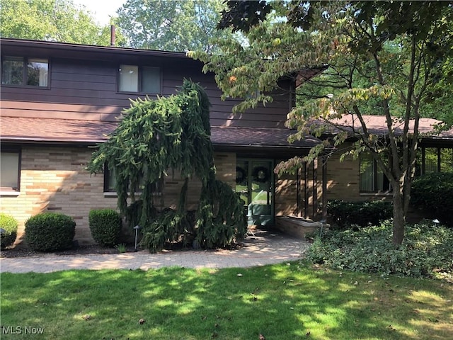 view of front of house featuring a front yard