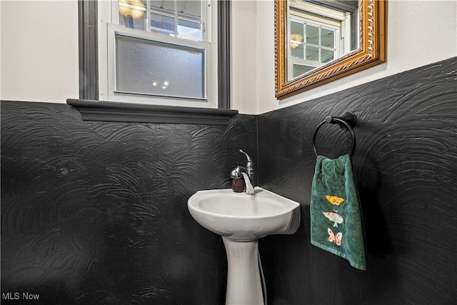 bathroom featuring tasteful backsplash